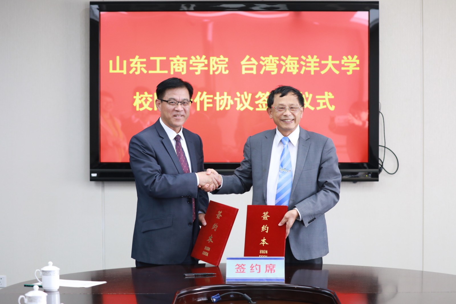 杨同毅、张清风代表两校签署合作协议。
